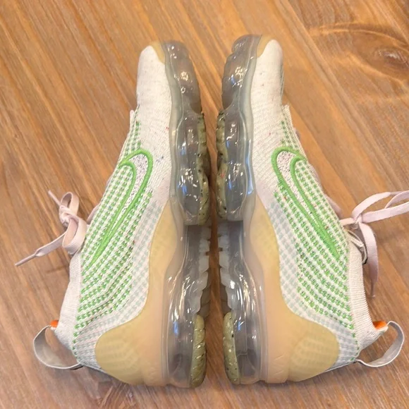 Nike Women's VaporMax Flyknit Shoes - White and Green - Picture 7 of 9